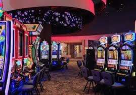 Studio live-dealer Microgaming dengan multiple camera setup dan dealer profesional